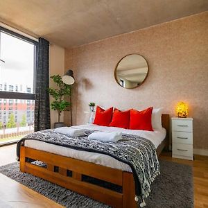 City Superhost - Beautiful Canal Facing Apartment