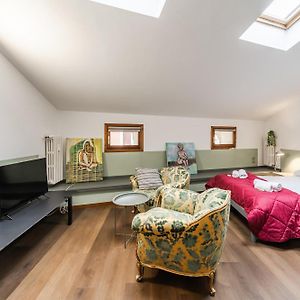Studio Lit King-Size