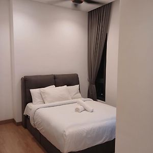 Studio Lit Queen-Size