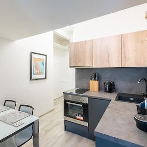 Apartment By The Metro With Private Parking