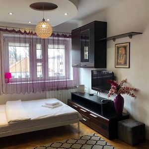 Plac Bankowy Apartment, Metro
