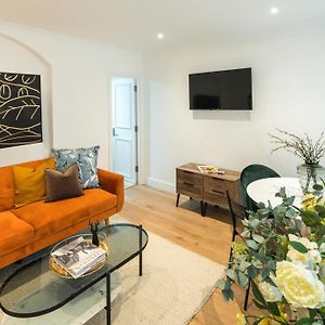 One Bedroom And 2 Bed In South Kensington-Very Lively Area