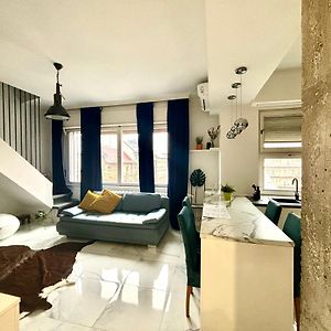 Appartement à 3 Chambres à Coucher aux Étages Supérieurs