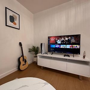 Centrally Located Modern 2 Bedroom Apartment, Minutes Walk To Ao Arena