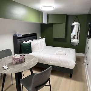 Studio Lit King-Size