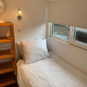 Tiny Houseboat B&B On The Amstel River
