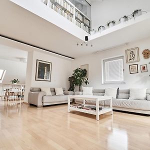 Matic Spacious Modern Apartment