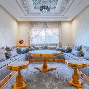 Appartement de Luxe à 2 Chambres à Coucher