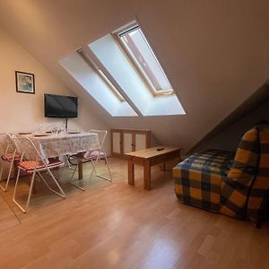 Studio Lit Queen-Size