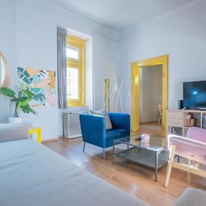 Klau10 Studio Apartment In Party District.