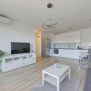 Bazova Apartment With Free Parking