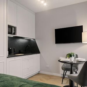 Studio Lit King-Size