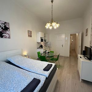 Deri Corner By Downtown