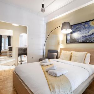 Studio Lit King-Size
