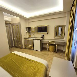 Studio Lit King-Size