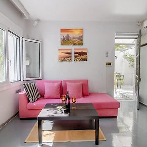 Canto-Home Alongside The Acropolis