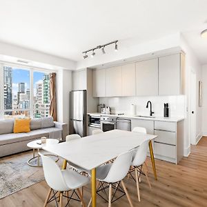 3-Bedroom Apartment In The Heart Of Downtown Toronto Walk To Shops And Attractions
