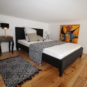 Studio Lit King-Size