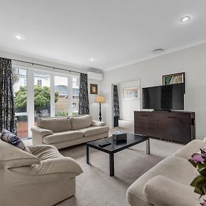 Cozy Home In Epsom