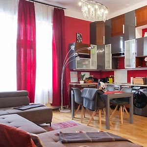 Appartement à 3 Chambres à Coucher aux Étages Supérieurs