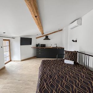 Studio Lit Queen-Size