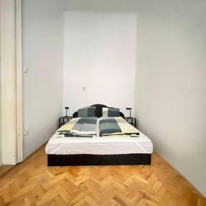 Central Stay Near Urania