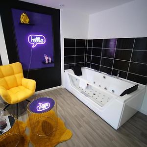 Studio Lit King-Size