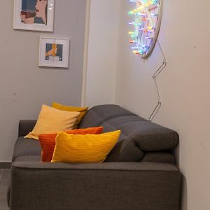 Studio Lit Queen-Size
