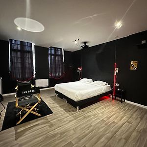Studio Lit King-Size