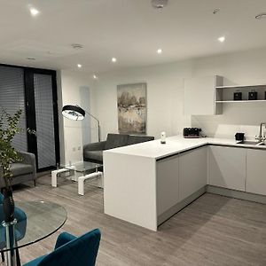 Luxury 1 Bed Apartment Near Victoria