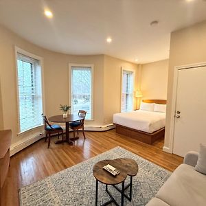 Studio Lit Queen-Size