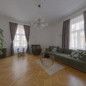 Beautiful Condo At The Old Town