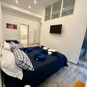 Gloves Rooms