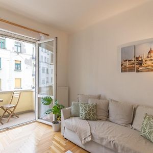 Riverside Balcony Apartment With View To Danube
