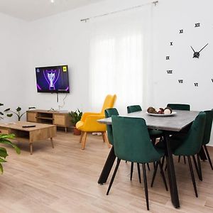 Beautiful New Apartment In Petralona