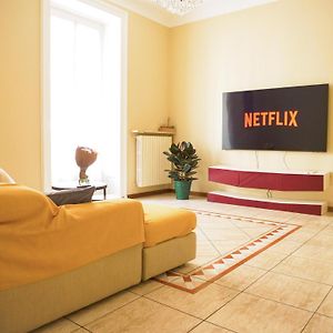 Wonderful Downtown Apartment-Hd Netflix, King-Size Bed, Two Minutes' Walk From Metro