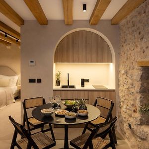 Old Town Olive Studio Apartment