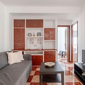 Apartment With Work/Study Room Close To Old Town