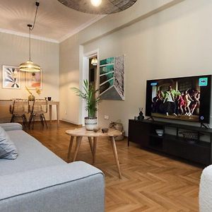 Pagrati Urban Oasis Getaway 2Bd Apt With Balcony