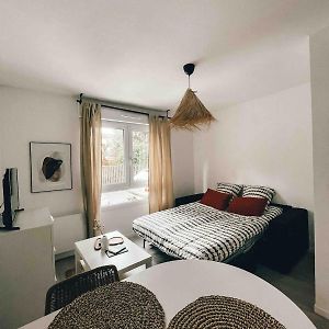Studio Lit King-Size