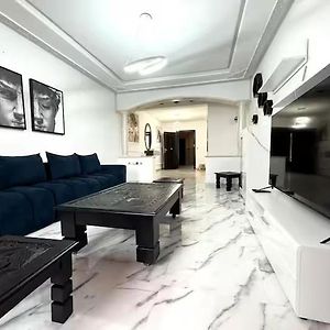 Appartement à 2 Chambres à Coucher