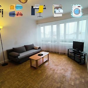 Appartement à 3 Chambres à Coucher aux Étages Supérieurs