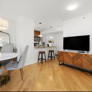 Lovely One-Bedroom Apartment With Pool, Hot Tub, And Gym In The Heart Of Downtown, Skytrain 3Min Away
