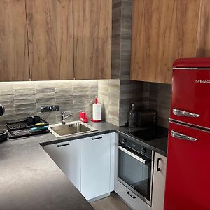 New York: A Spacious Modern Apartment With Parking