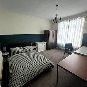 Double Room - Town & University Nearby, 24H Bus, Airport-Linked