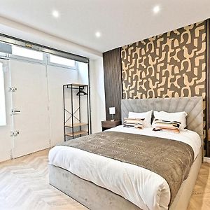 Studio Lit King-Size