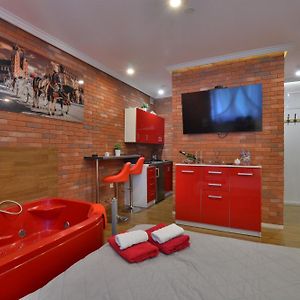 Jacuzzi Apartment Red