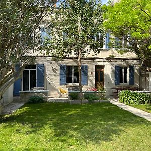 Maison De Caractere Avec Jardin Arbore En Avignon