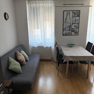Studio Lit King-Size