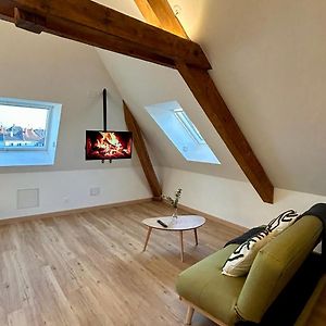 Studio Lit Queen-Size